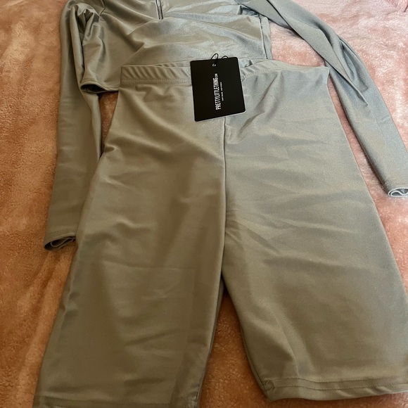 PrettyLittle Thing - Disco Zip Front High Neck Long Sleeve Crop Top/Cycle Short - Picture 3 of 3